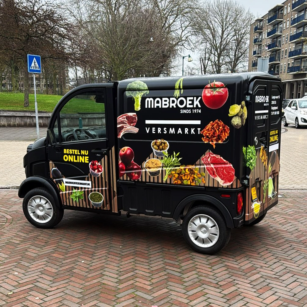 Het bestickerde bestelbusje van Mabroek Versmarkt, ontworpen door Donkeys & Co.